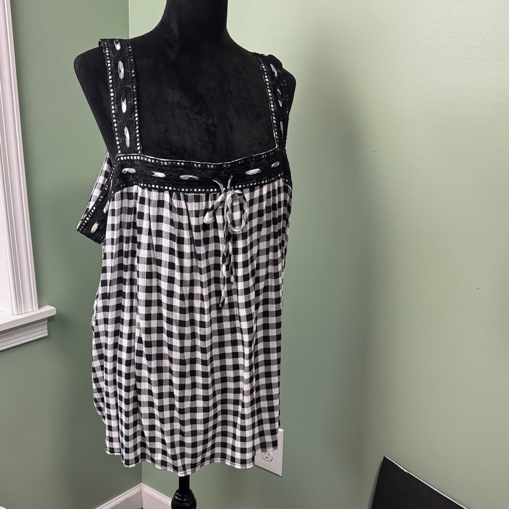 Torrid black and white check tank size 4